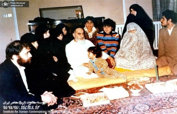 پرونده:امام خمینی در کتار خانواد عید سال ۵۹.jpg