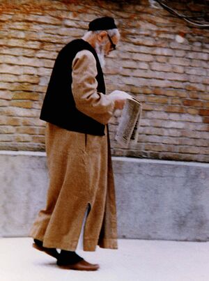 امام خمینی در حال مطالعه روزنامه.jpg